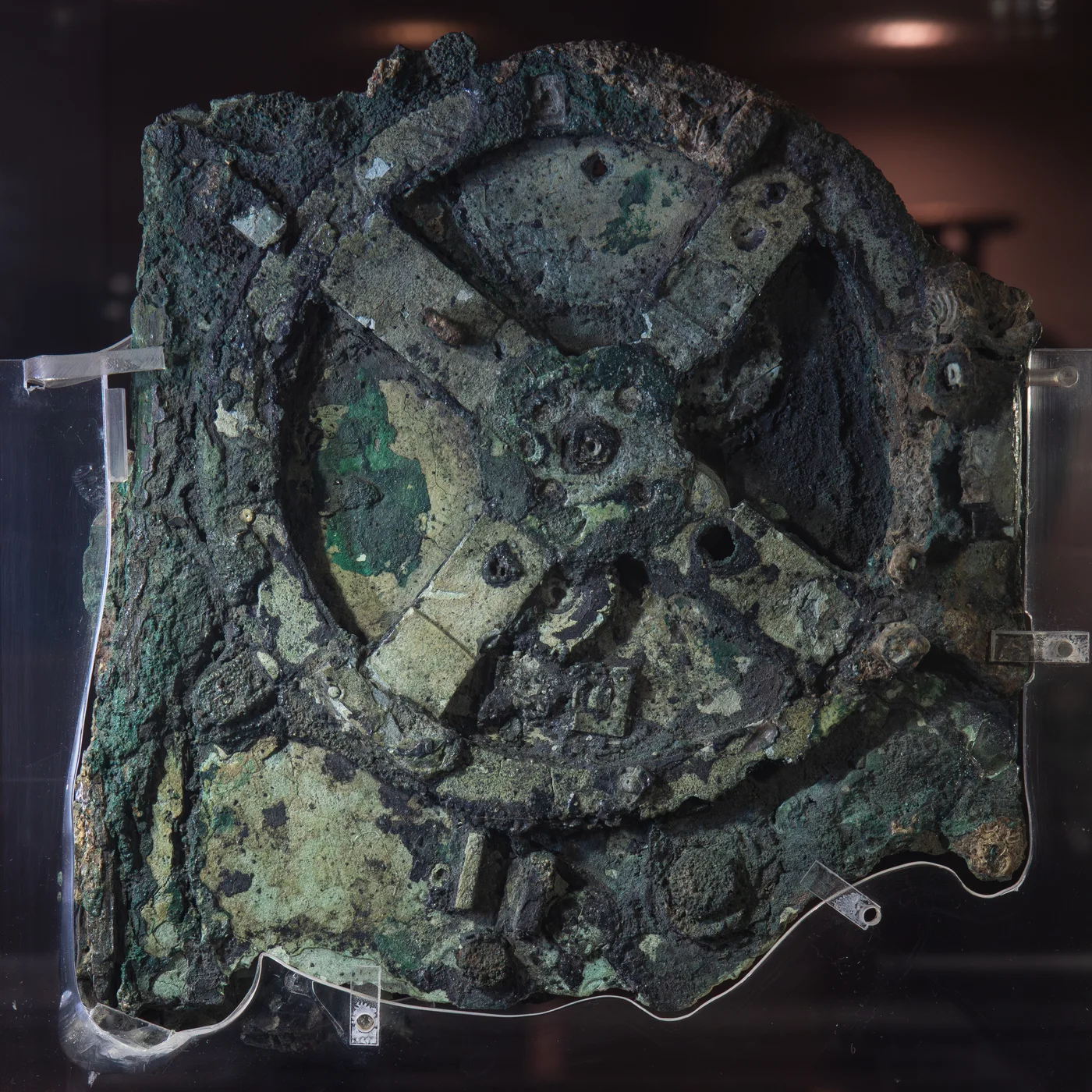 Fragment A des Mechanismus von Antikythera — Nahaufnahme der Bronzezahnräder und Skalen, Nationales Archäologisches Museum Athen