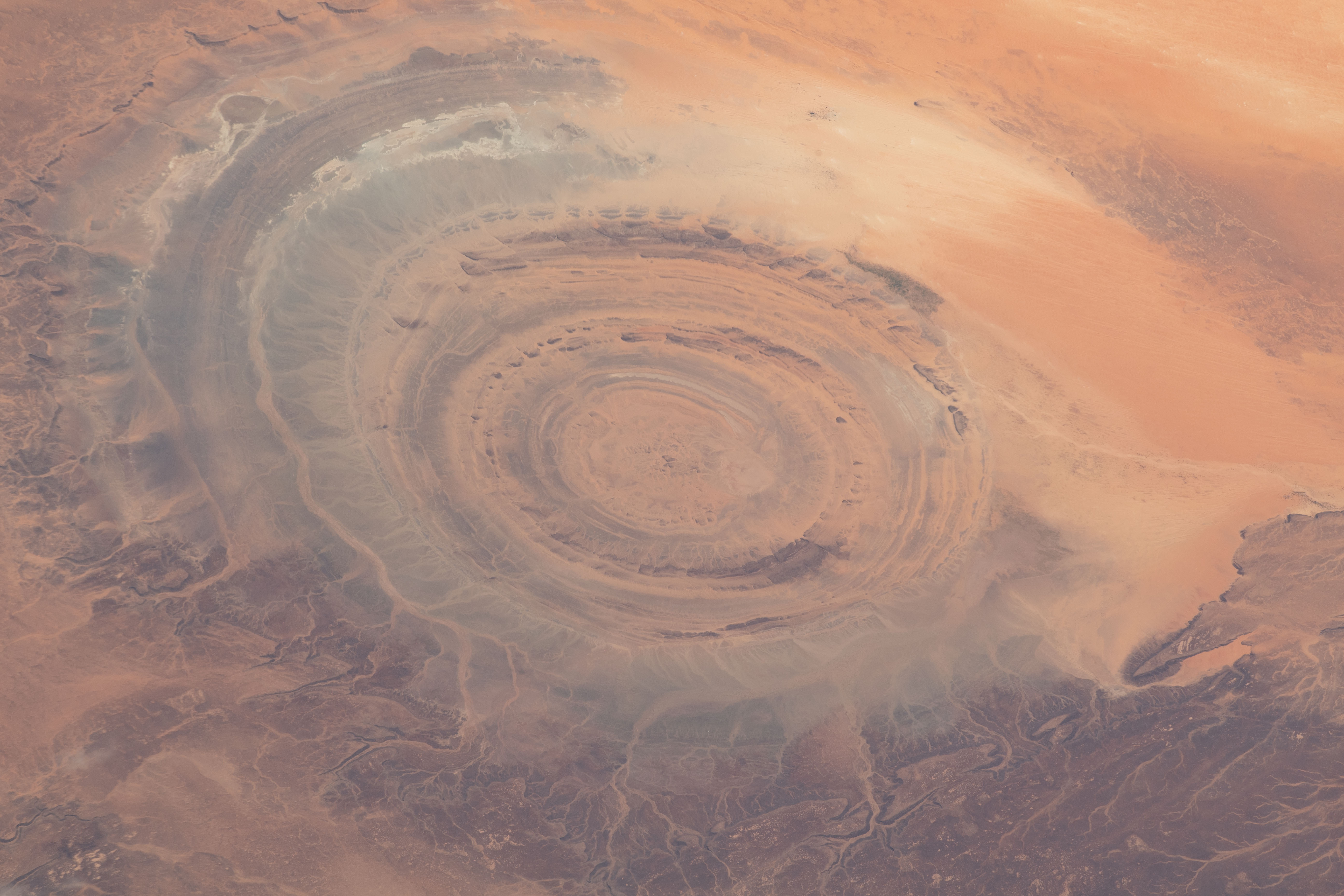 Luftaufnahme der Richat-Struktur (Auge der Sahara) in Mauretanien — konzentrische Ringe aus Gestein in der Wüste, aufgenommen von der ISS