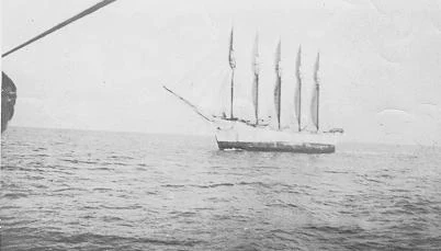 Das Geisterschiff Carroll A. Deering auf den Diamond Shoals, fotografiert vom US-Küstenwacht-Schiff Cape Lookout am 28. Januar 1921