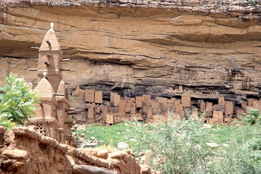 Die Bandiagara-Steilwand in Mali — Heimat der Dogon, eine 150 km lange Sandsteinformation mit in den Fels gebauten Dörfern