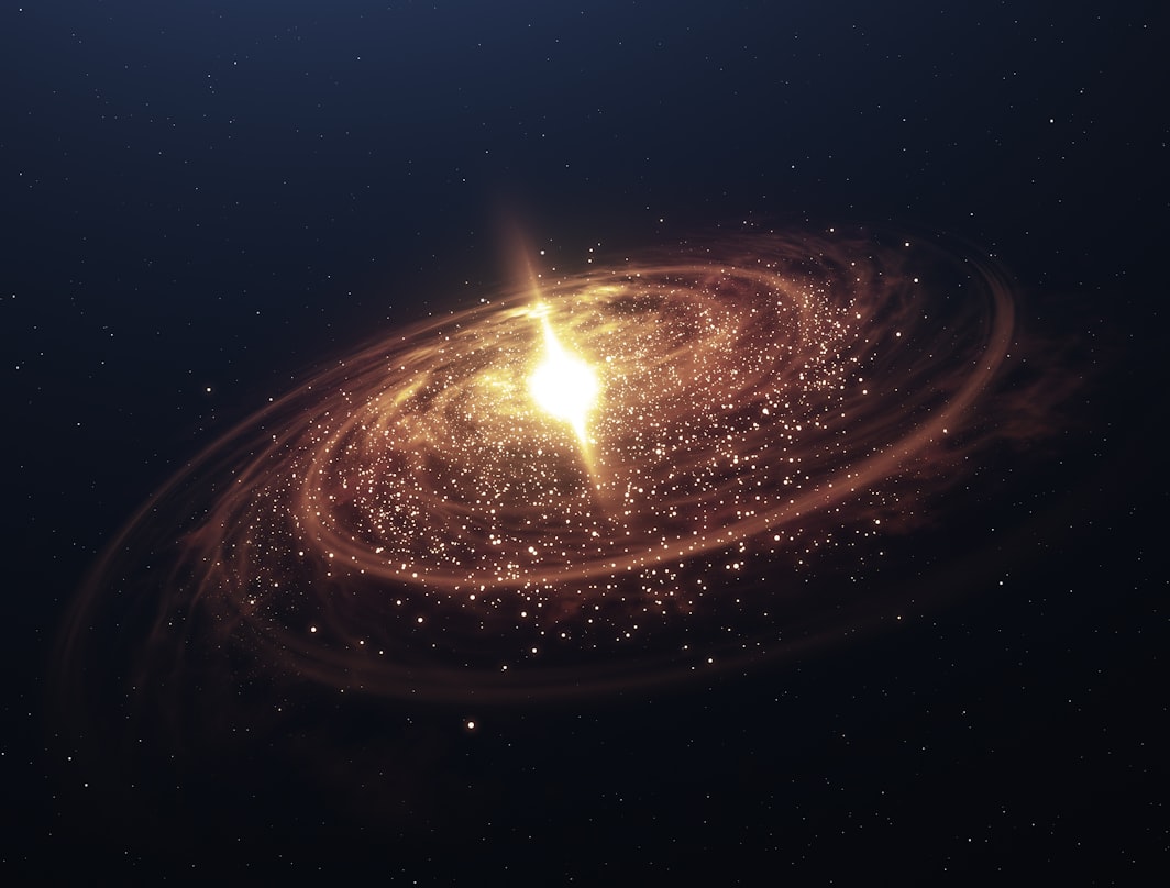Spiralgalaxie mit goldleuchtendem Kern im dunklen Weltraum — Hunderte Milliarden Sterne