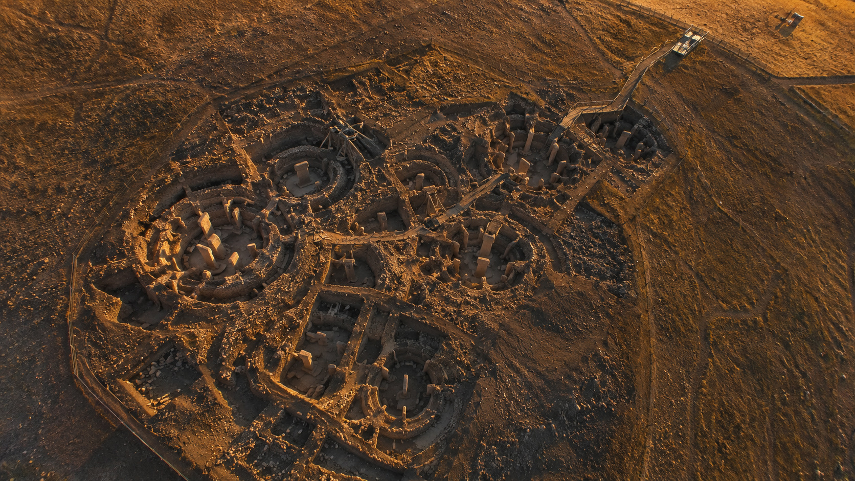 Luftaufnahme von Göbekli Tepe — kreisförmige Steingehege mit T-förmigen Säulen aus der Vogelperspektive