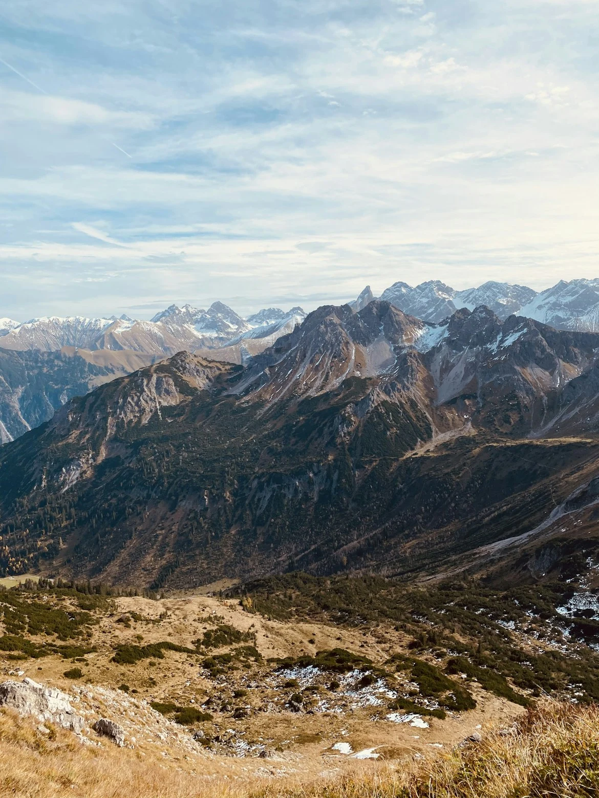 Herbstliche Berglandschaft mit Gipfeln unter weitem Himmel — Stimmungsbild für den Mittelberg und die bronzezeitliche Landschaft Mitteleuropas