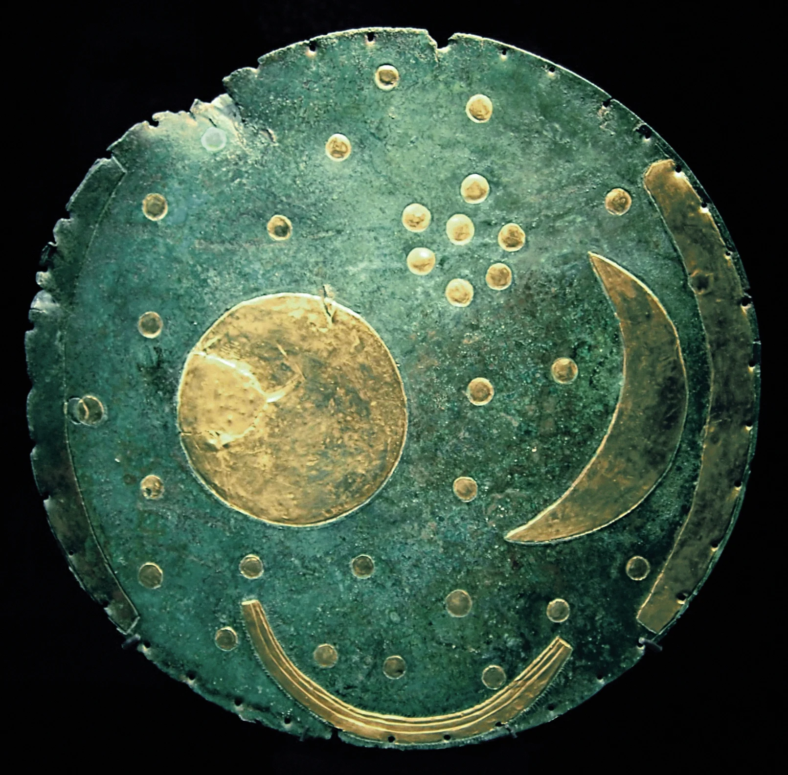 Die Himmelsscheibe von Nebra — Bronze mit Goldeinlagen: Sonne oder Vollmond, Mondsichel, Plejaden und Horizontbögen