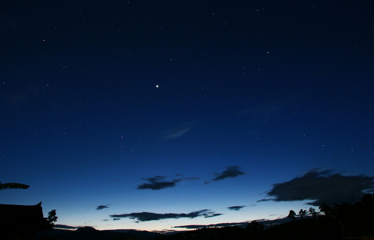 Nachthimmel mit hellem Planeten — Venus als Morgenstern über dem Horizont