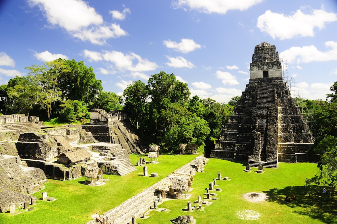 Tikal Gran Plaza, Guatemala — Tempel I und Tempel II über dem Dschungel