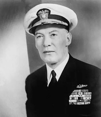 Porträtfoto von Konteradmiral Roscoe H. Hillenkoetter, erster Direktor der CIA (1947–1950) — laut MJ-12-Dokumenten Verfasser des Eisenhower Briefing Document