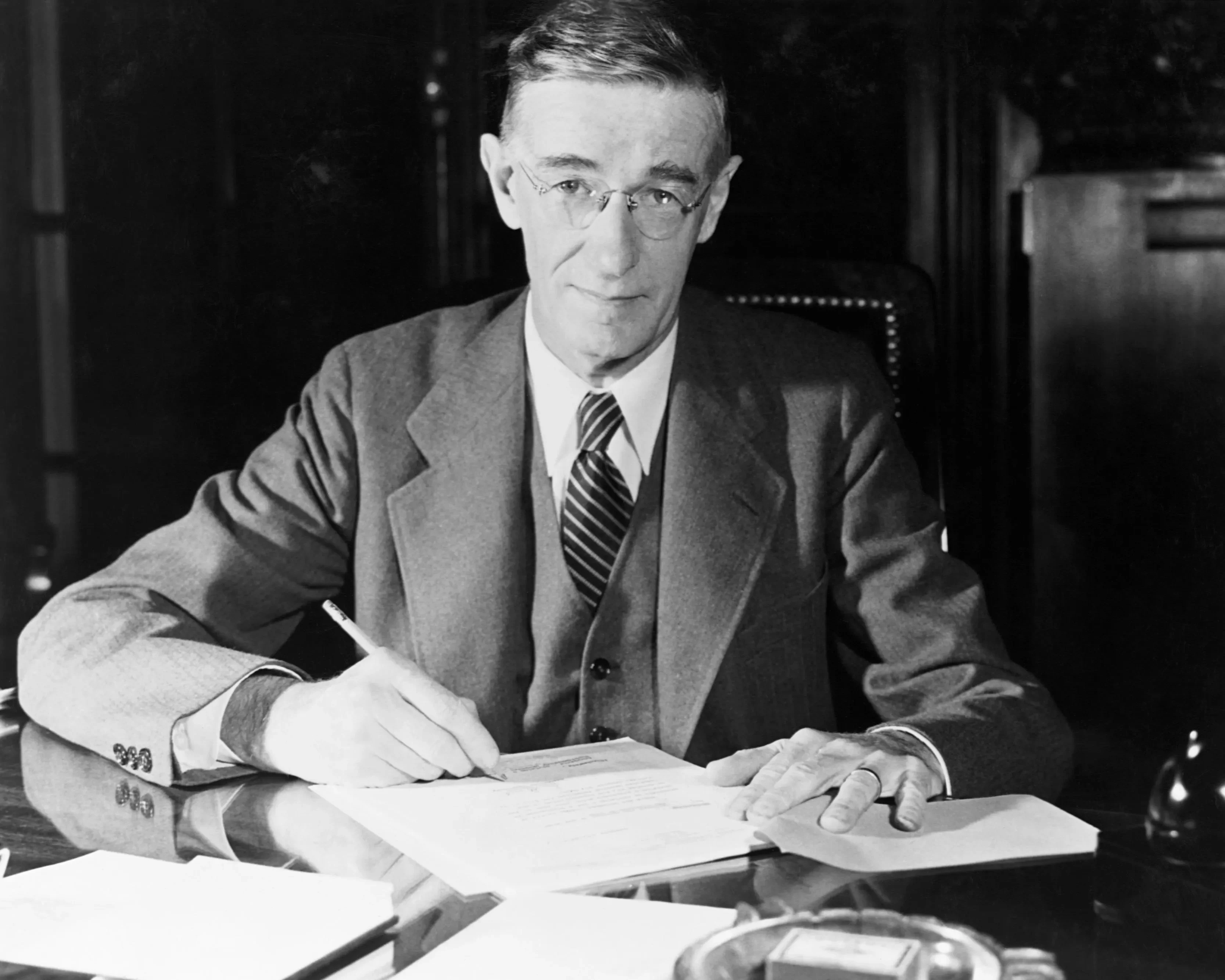 Porträt von Vannevar Bush, amerikanischer Wissenschaftsorganisator und Leiter des Manhattan-Projekts — laut MJ-12-Dokumenten einer der zwölf geheimen Komiteemitglieder