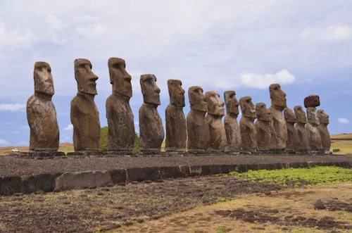 Die 15 restaurierten Moai von Ahu Tongariki auf ihren Plattformen, Osterinsel
