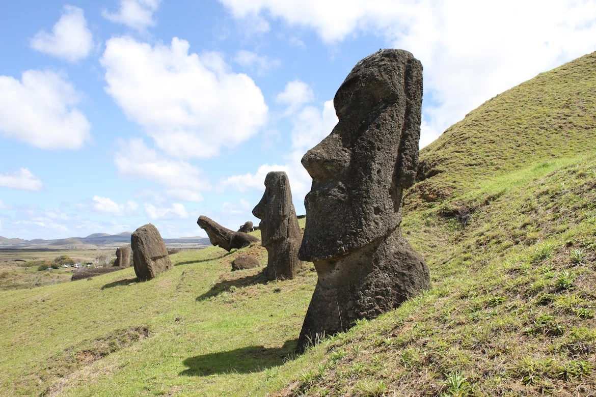 Moai-Statuen am Hang des Rano Raraku, Osterinsel — teils aufrecht, teils geneigt, teils begraben