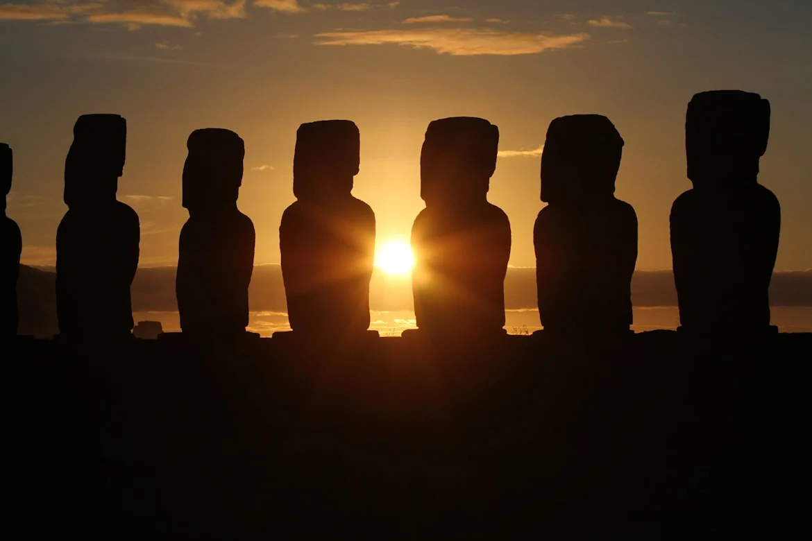 Moai-Silhouetten gegen den Sonnenuntergang über dem Pazifik, Osterinsel