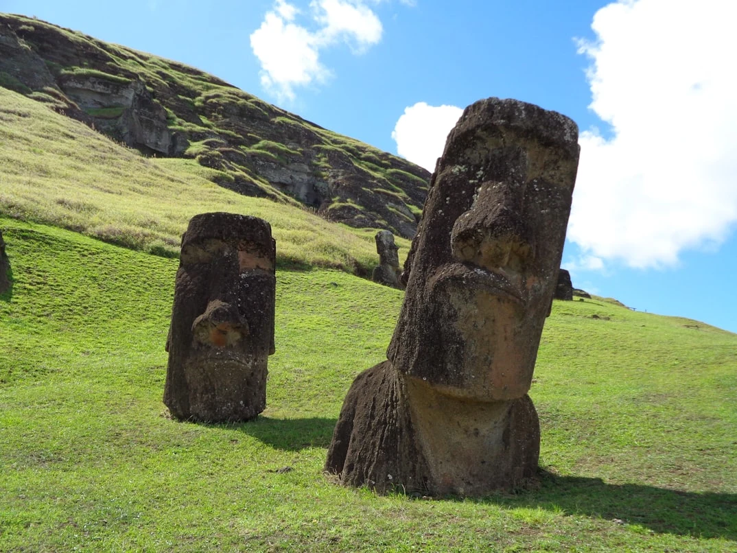 Zwei Moai im Steinbruch Rano Raraku, teils im Erdboden vergraben, Osterinsel