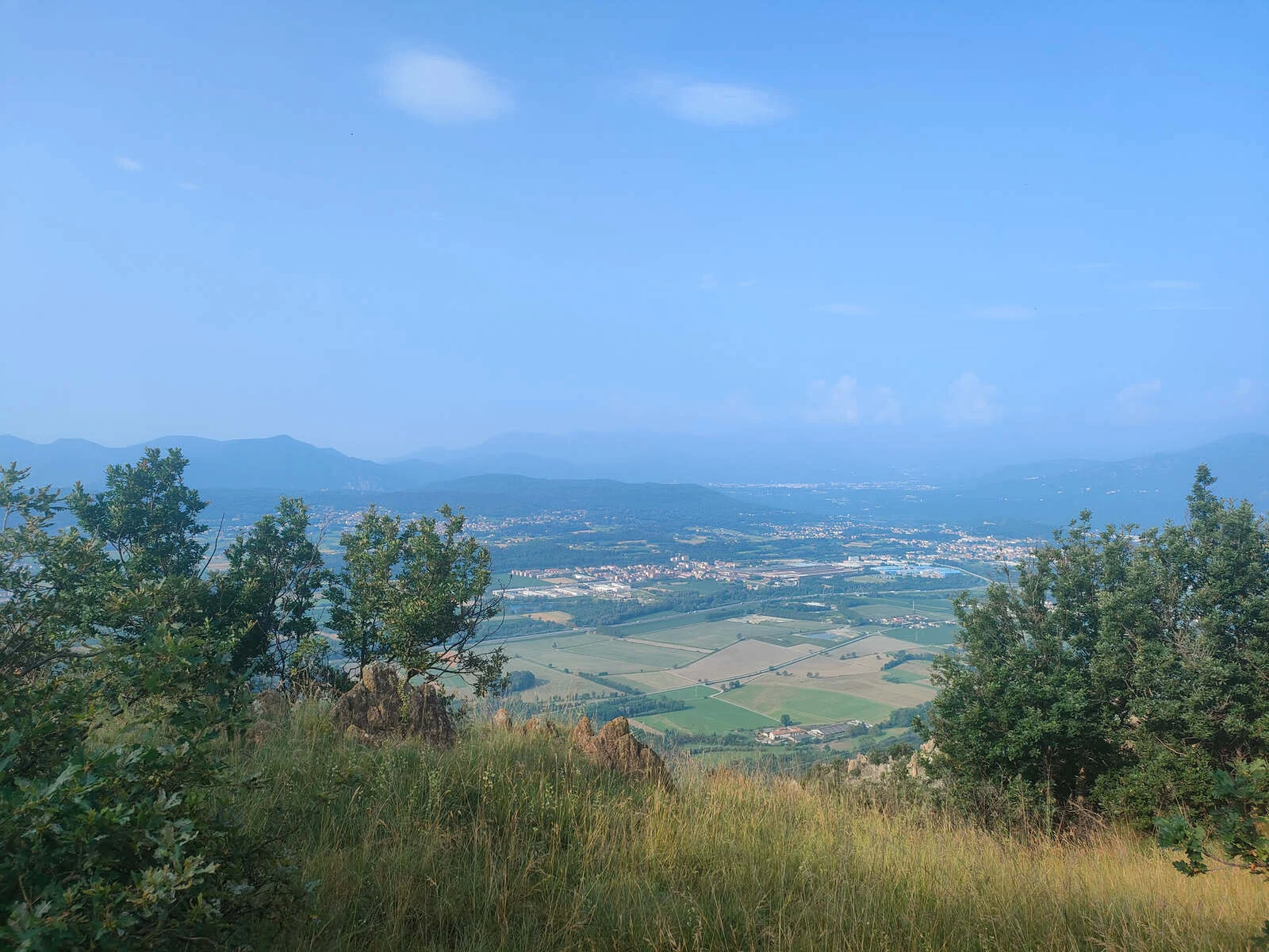 Felsvorsprung aus mineralhaltigem Gestein am Monte Musinè mit Blick auf die Poebene