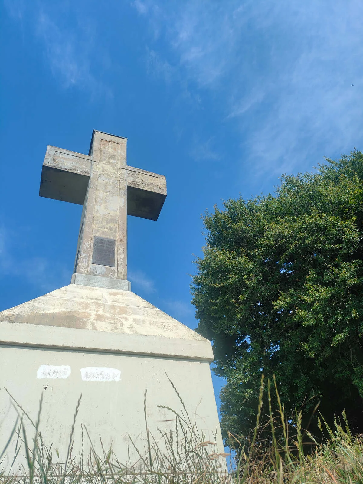 Das 1901 errichtete Betonkreuz auf dem Gipfel des Monte Musinè