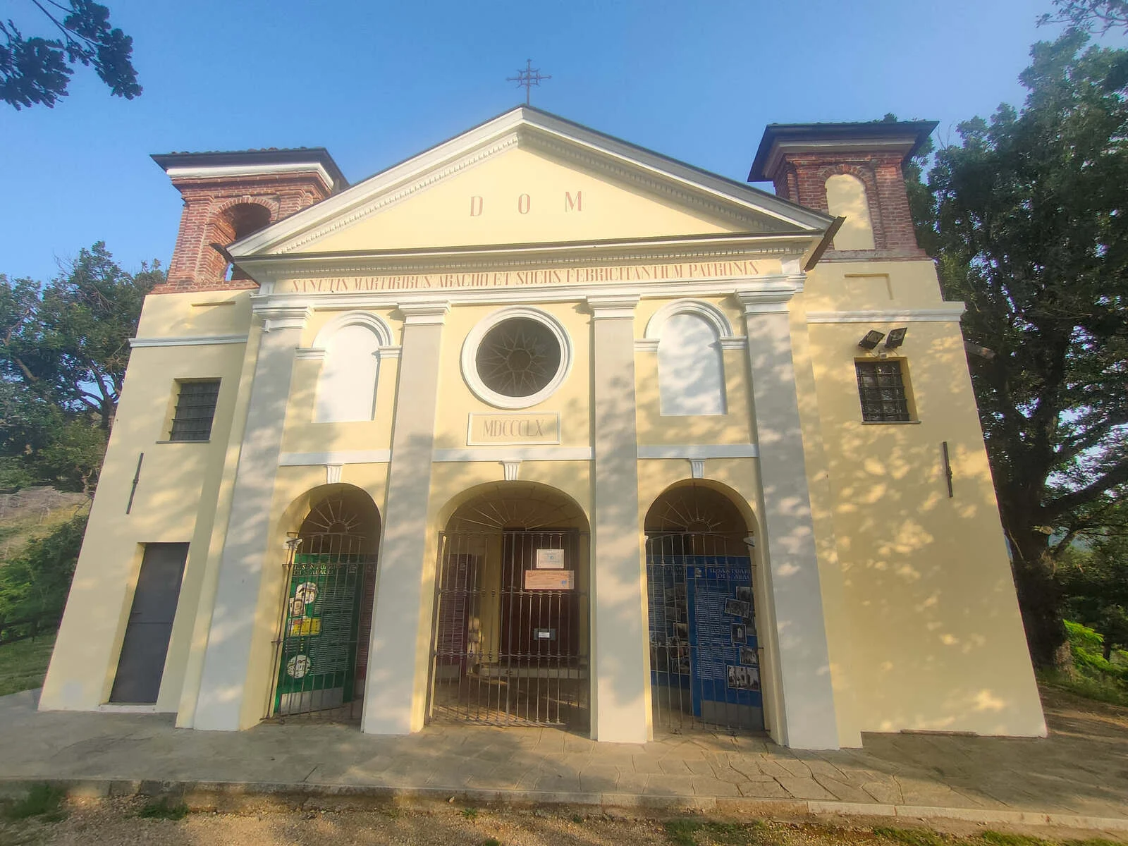 Die Fassade des Santuario di Sant'Abaco am Fuß des Monte Musinè