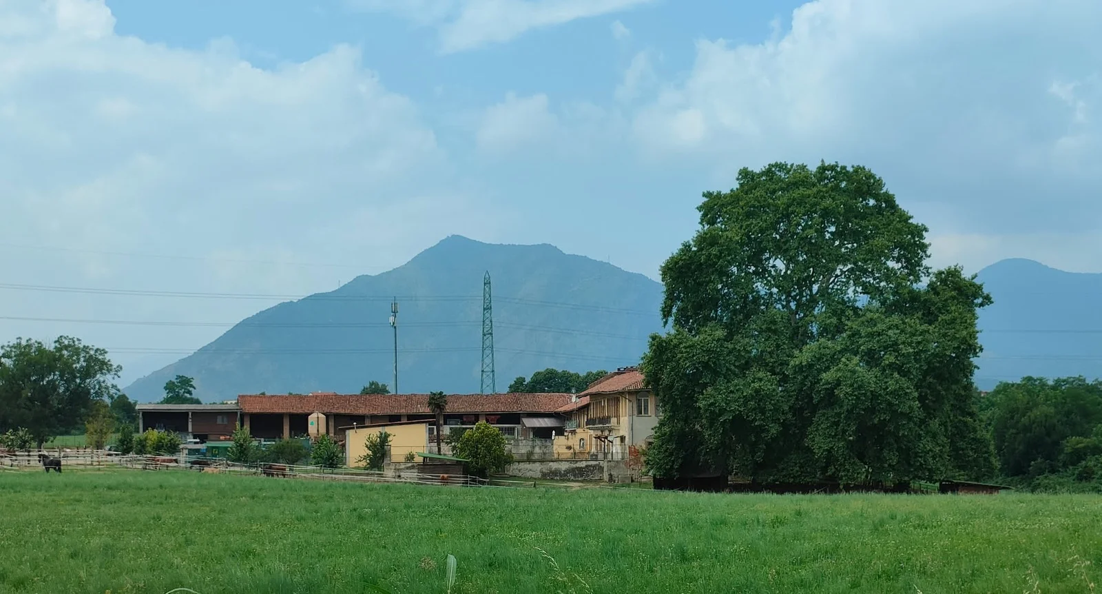 Der Monte Musinè von der piemontesischen Ebene aus gesehen, mit Sendemasten auf dem Gipfel