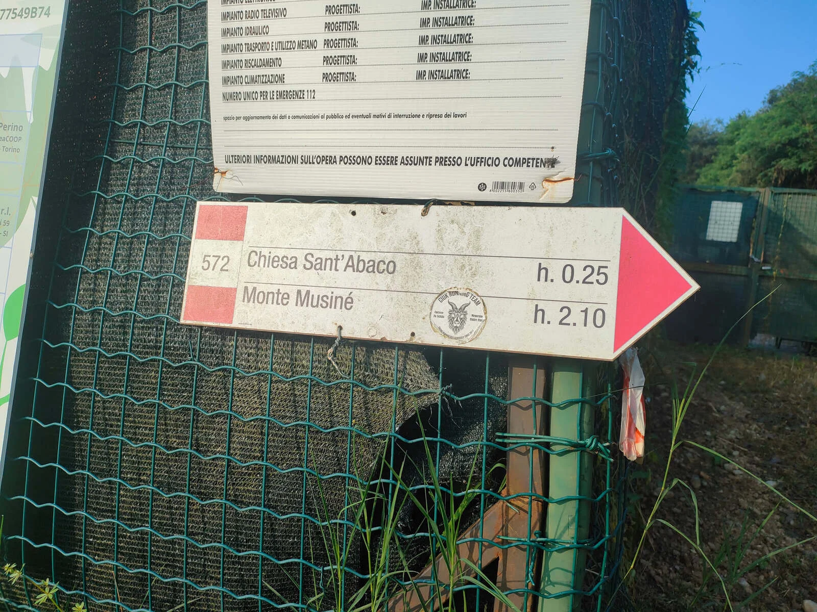 Wanderwegweiser am Fuß des Monte Musinè mit Zielangaben zur Chiesa Sant'Abaco und zum Gipfel