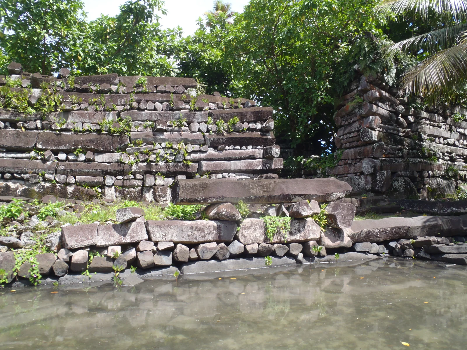 Basaltwände von Nan Madol — hexagonale Säulen horizontal und vertikal aufeinandergeschichtet