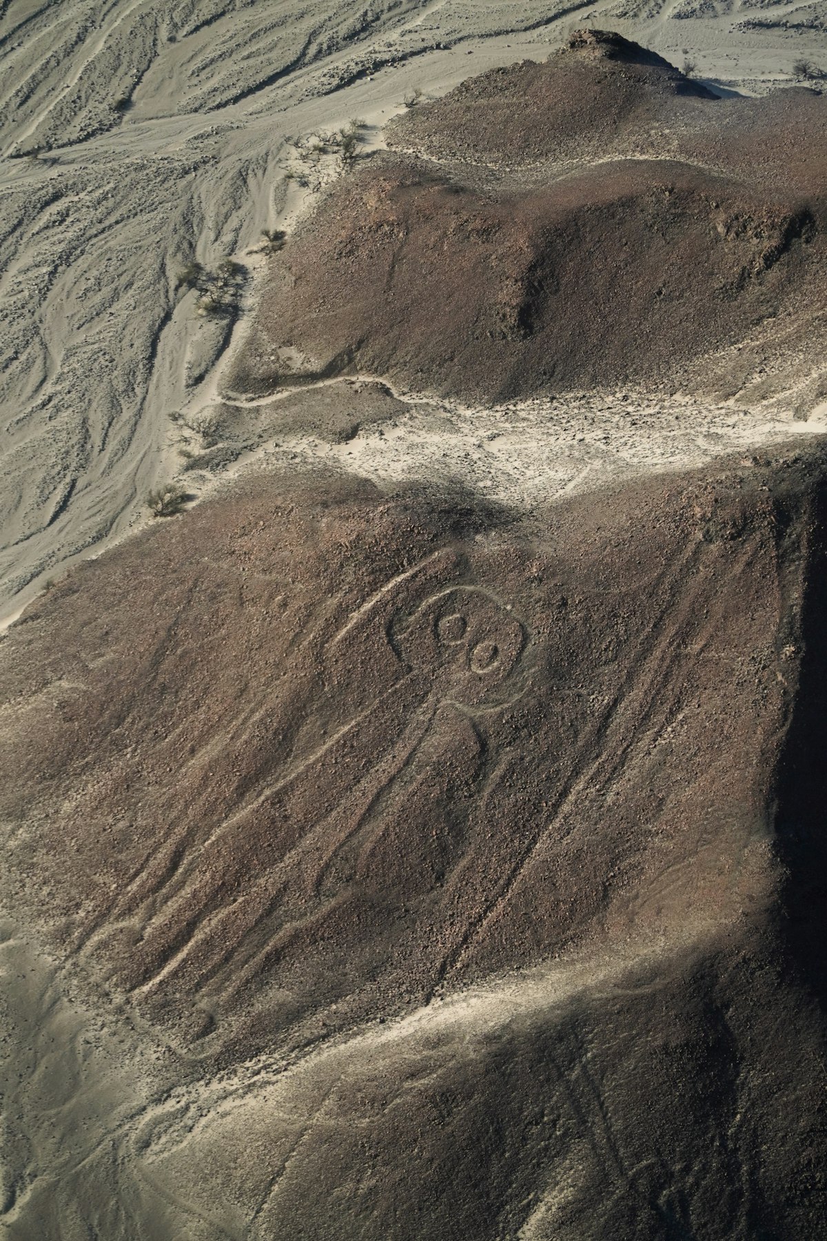 Die Nazca-Astronautenfigur — Luftaufnahme der Geoglyphe auf dem Hügel