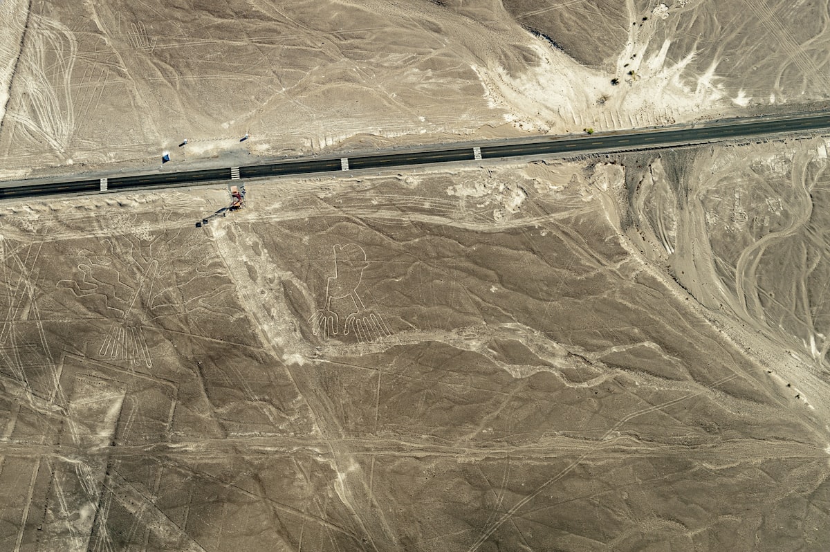 Mehrere Nazca-Figuren aus der Luft mit Panamericana-Straße
