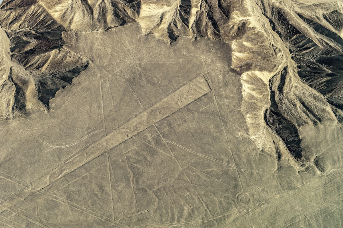 Lange gerade Linien der Nazca-Hochebene aus der Luft