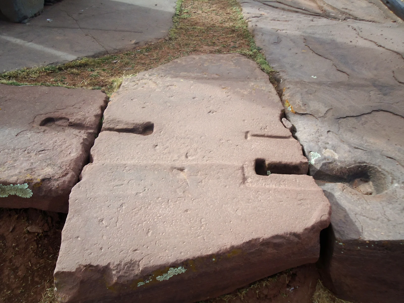 Fundamentplatten von Puma Punku mit sichtbaren I-förmigen Kupferklamern und millimetergenauer Fugenpräzision