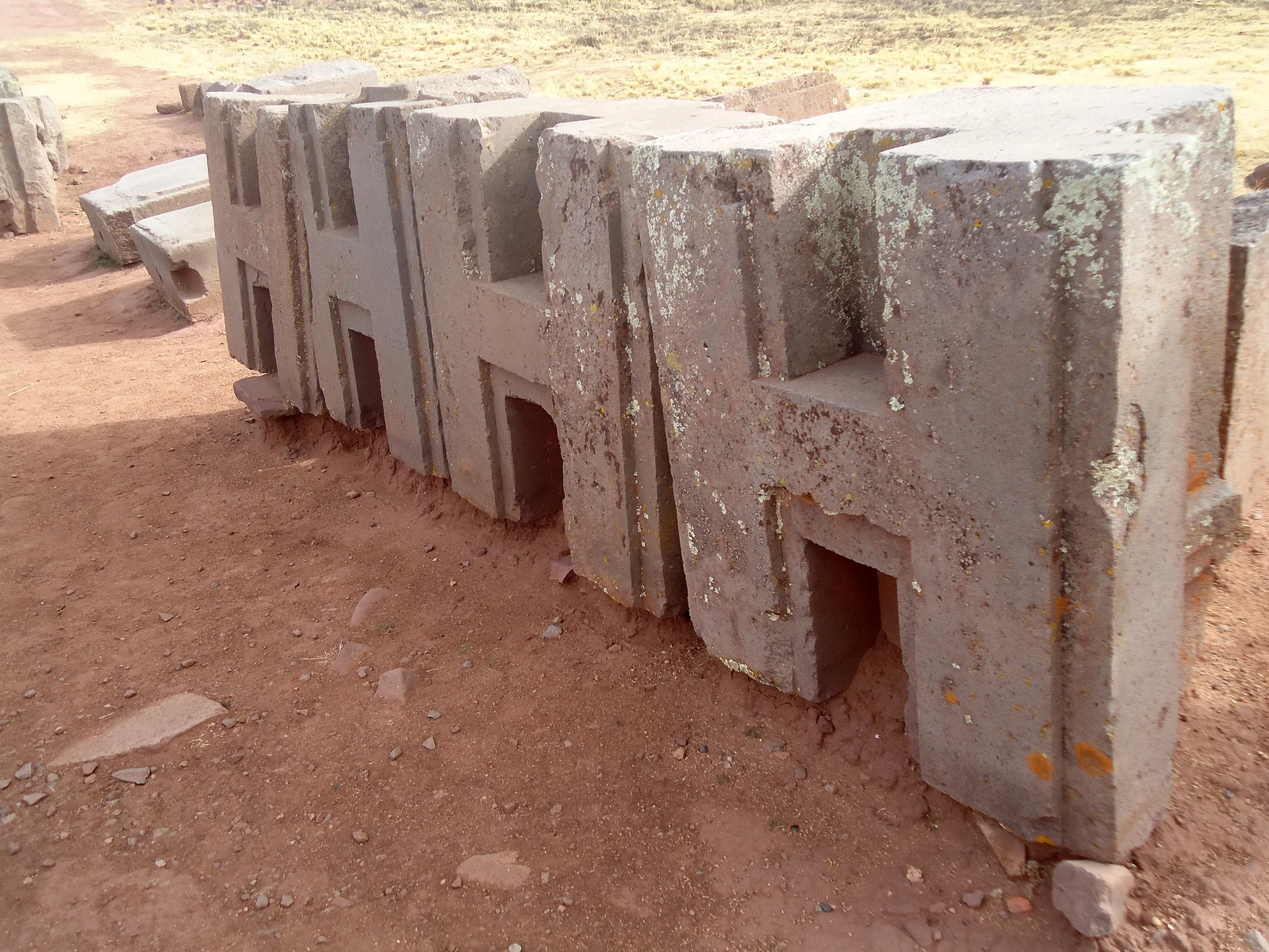 H-förmige Andesitblöcke von Puma Punku mit millimetergenauer Bearbeitung und scharfen Innenecken