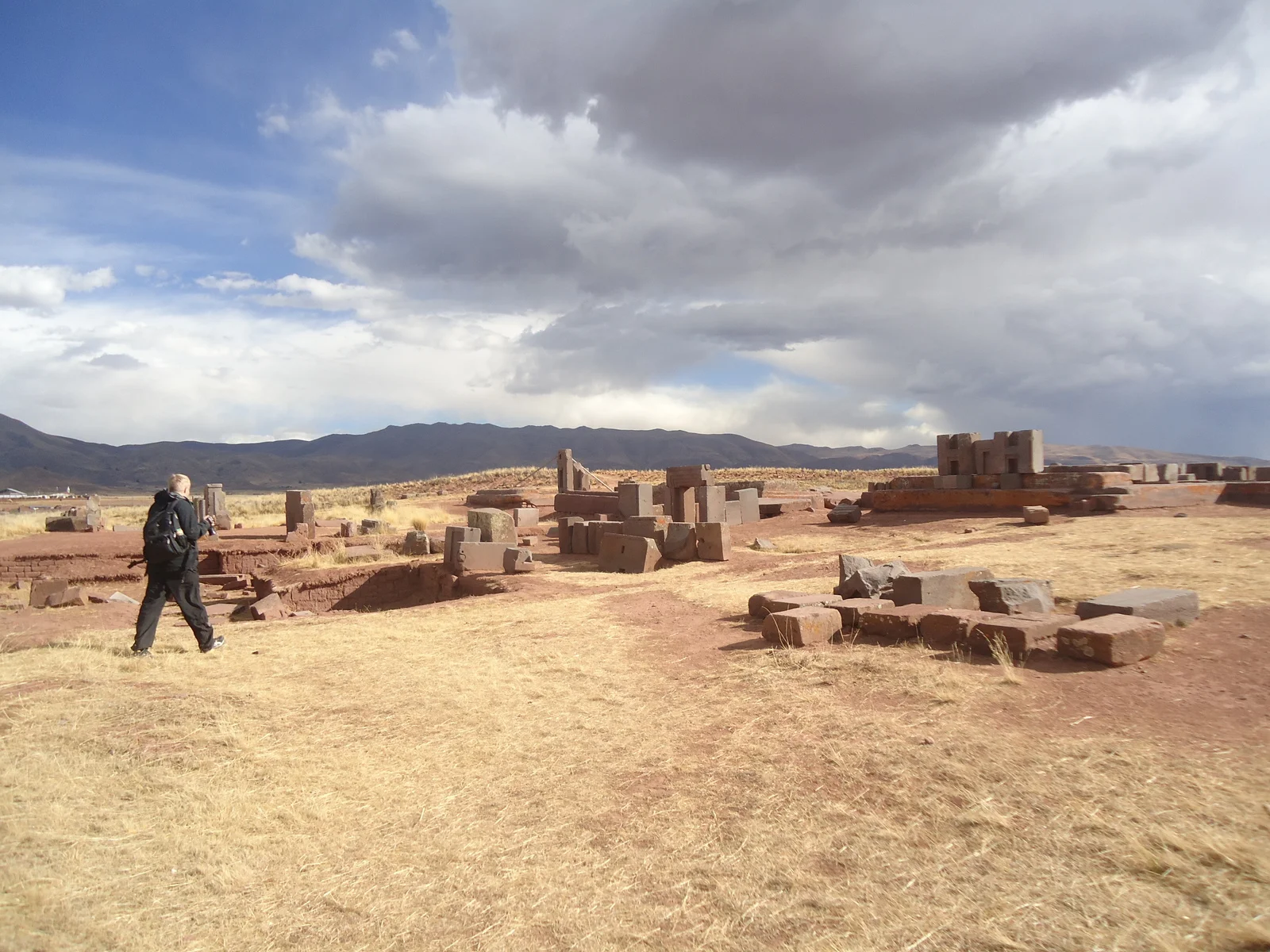 Panoramablick über die Ruinen von Puma Punku auf dem bolivianischen Altiplano, mit verstreuten Steinblöcken
