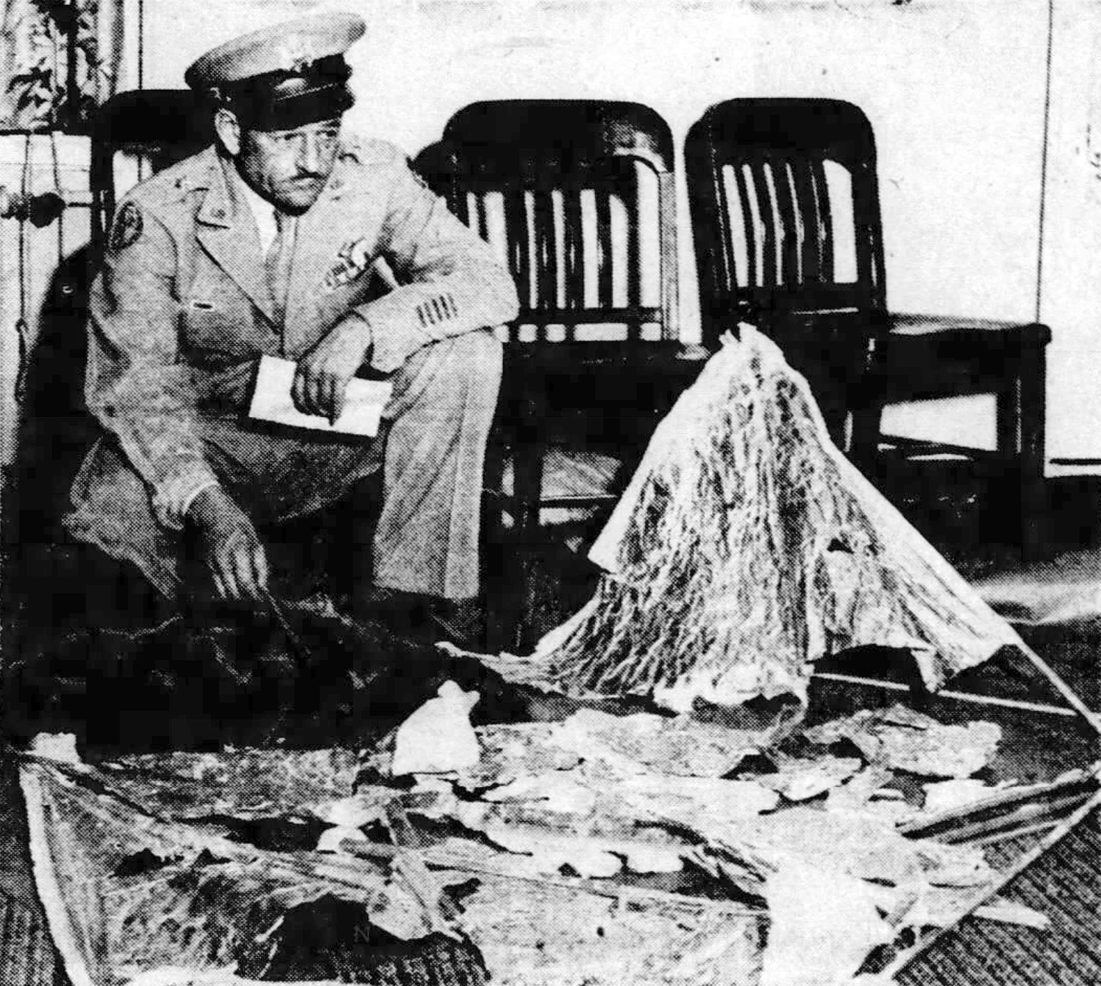 Brigadier General Roger Ramey mit den Roswell-Trümmern auf dem Boden, Fort Worth, 8. Juli 1947