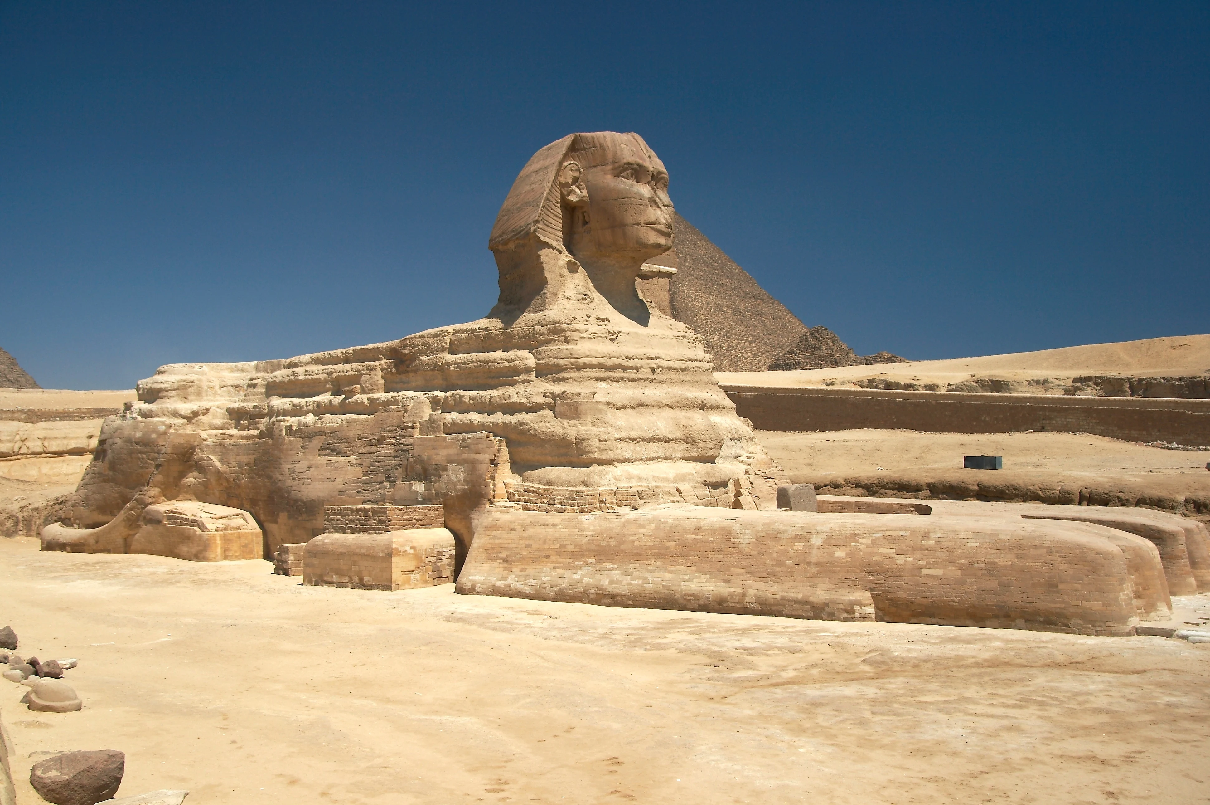 Die Sphinx von Gizeh in der Gesamtansicht — Löwenkörper, menschlicher Kopf, Chephren-Pyramide im Hintergrund