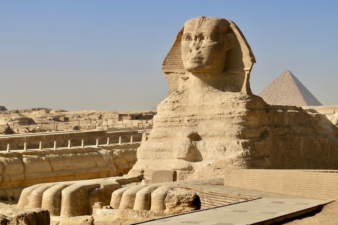Die Sphinx von Gizeh mit Pyramide im Hintergrund