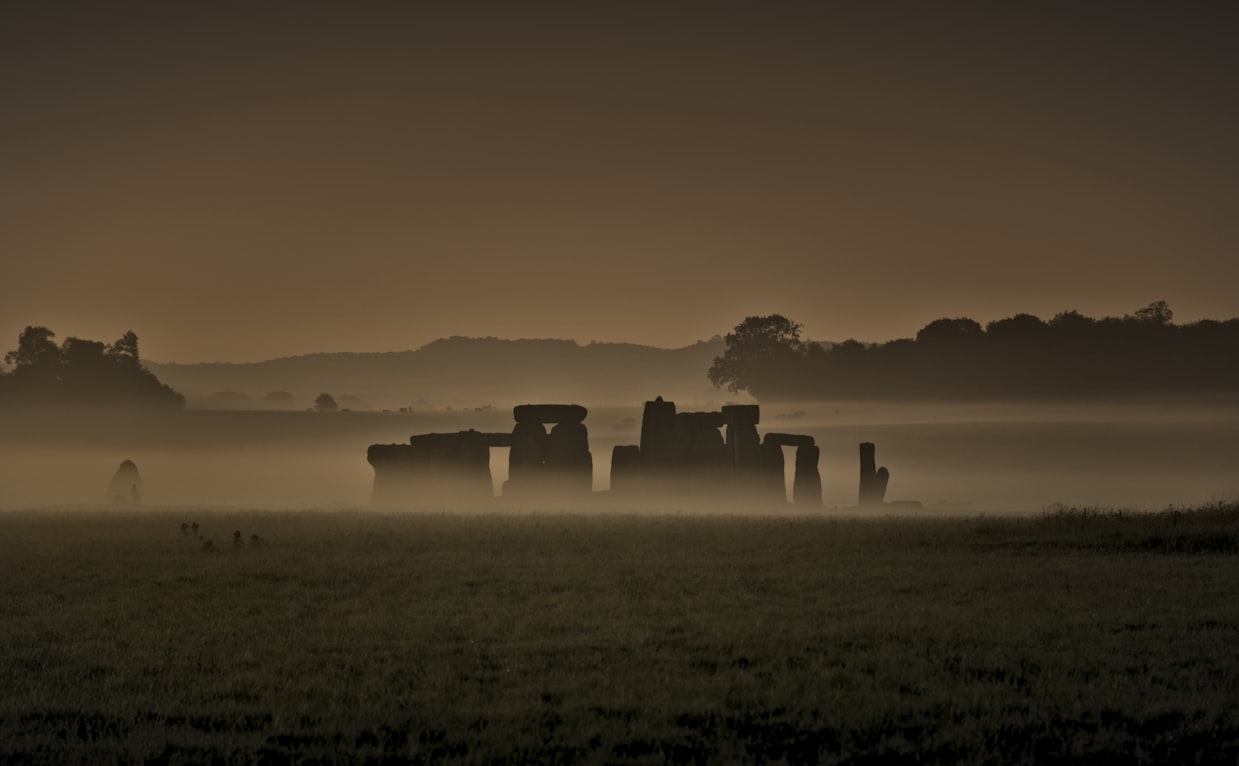 Stonehenge im Morgennebel — die Steine treten als Silhouetten aus dem Dunst