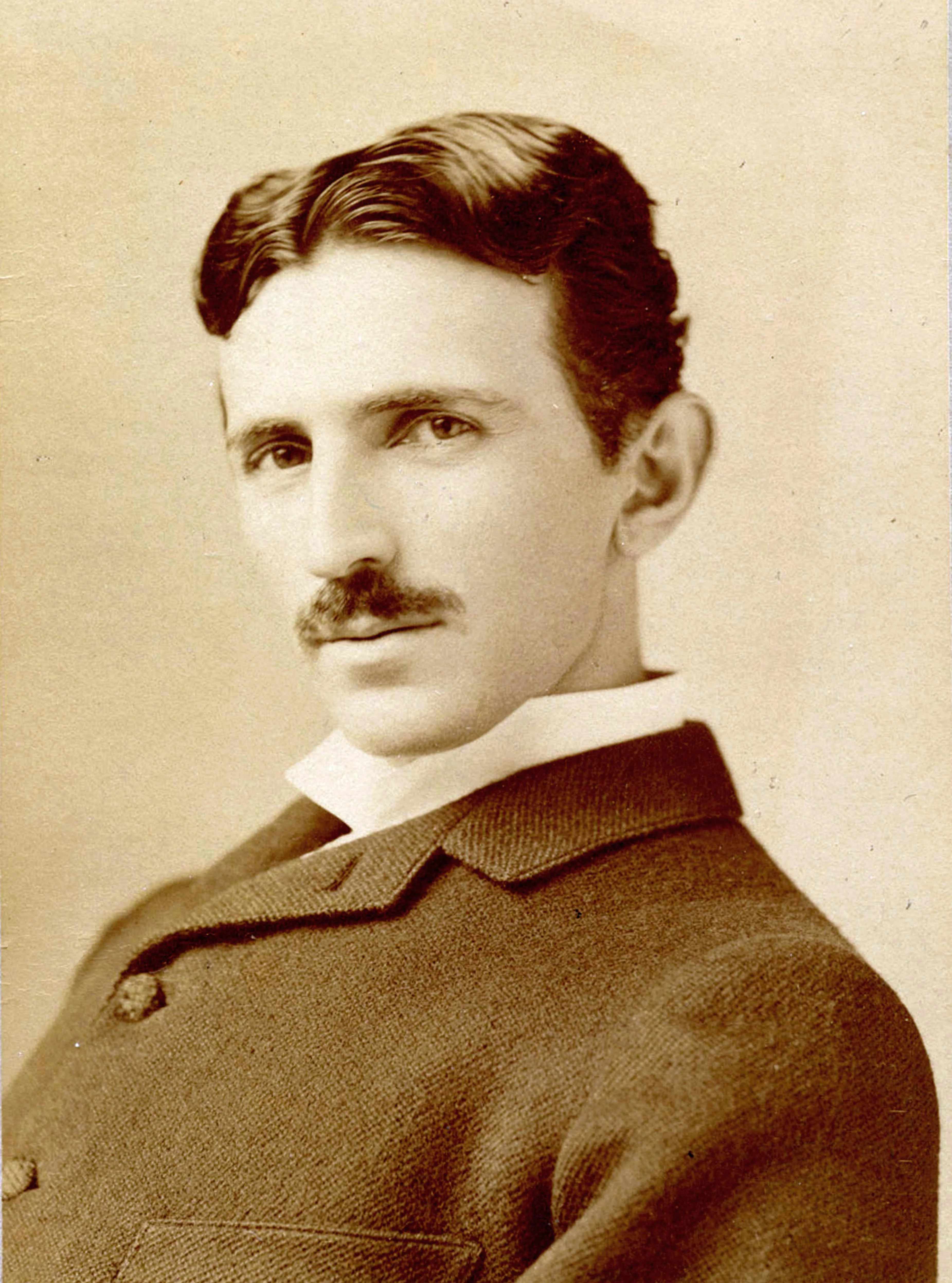 Nikola Tesla, Porträtfoto von Napoleon Sarony, um 1893 — junger Tesla im dunklen Anzug