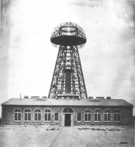 Der Wardenclyffe Tower auf Long Island, 1904 — Teslas Turm für drahtlose Energieübertragung, 57 Meter hoch, mit kugelförmiger Antenne