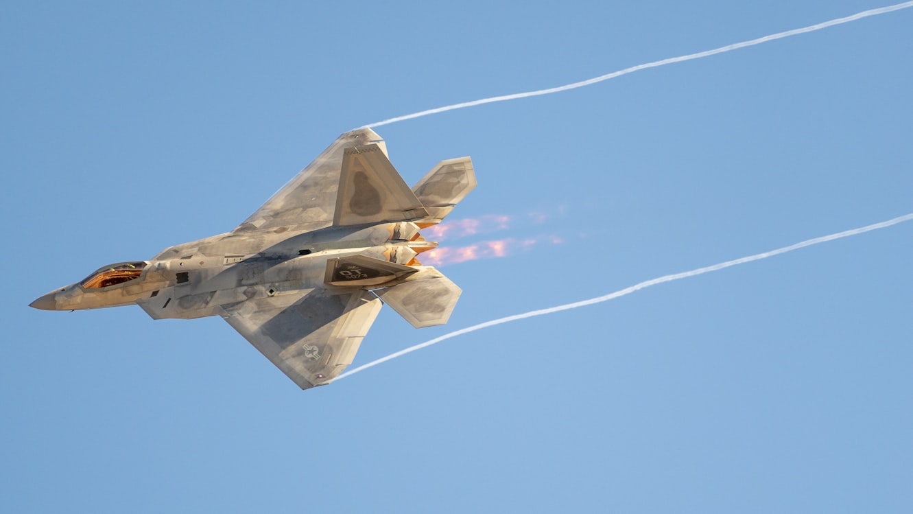 F-22 Raptor Kampfjet im Nachbrenner am Himmel