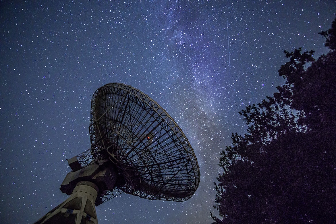 Radioteleskop bei Nacht